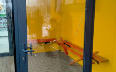 Народный репортер. Разбита дверь, сломана скамейка