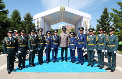 Лучшим выпускникам военных вузов и колледжей вручили погоны