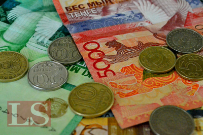 Казахстанцы уходят из валютных вкладов