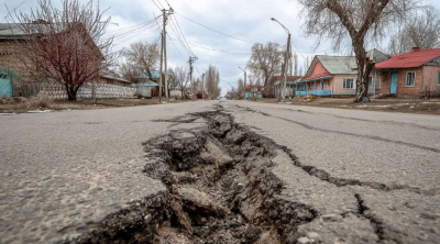 В Алматы на улице Яссауи обрушилось дорожное покрытие